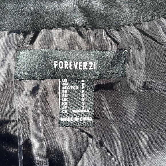 FOREVER 21 FAUX LEATHER BLACK COLD SHOULDER MOTO JACKET SIZE S NWOT. - Picture 9 of 10